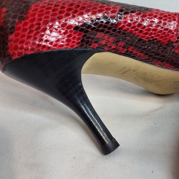 Tahari riddle snake print peep toe red and black pumps in size 6.5 - Picture 11 of 15